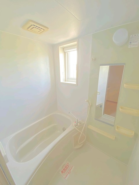 浴室に窓がありお風呂に換気に便利！！！