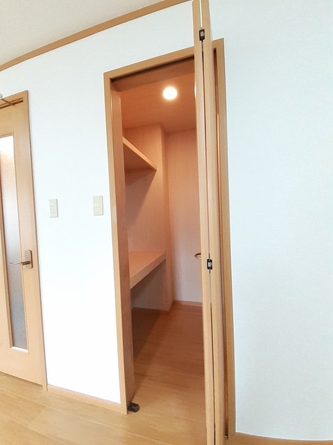 大きいものも収納できるウォークインクローゼット付き！！
