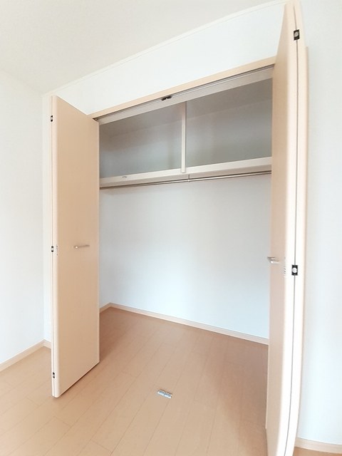 クローゼットが広くたくさん収納できます。